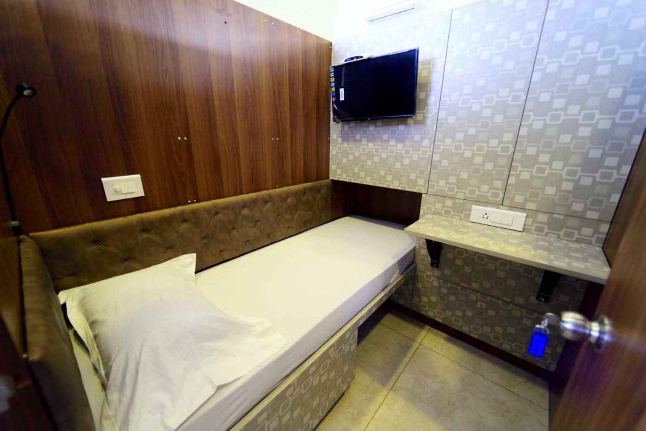Bedspace- Capsule Ac Hotel Мангалор Экстерьер фото